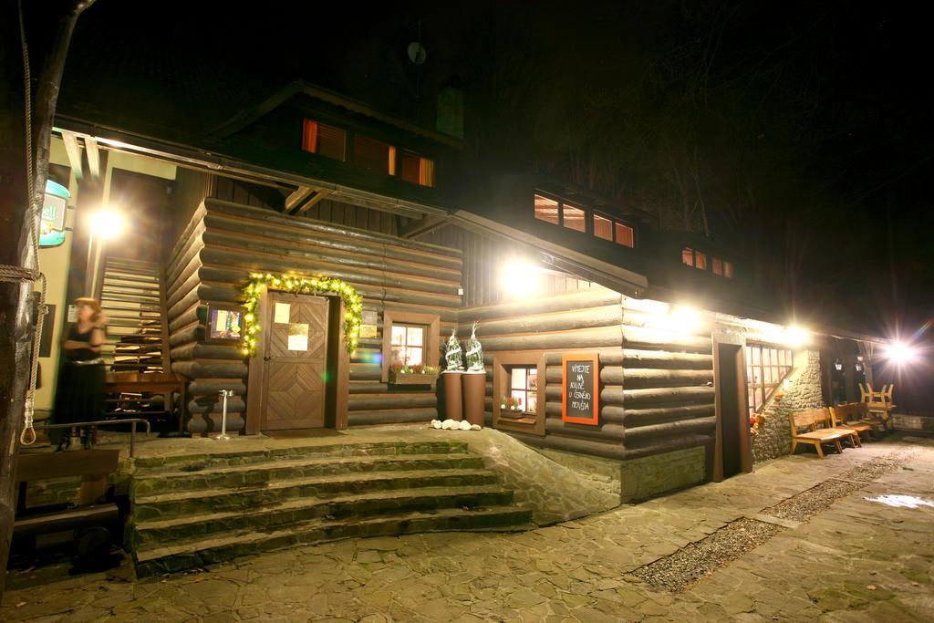 Koliba U Cerneho Medveda Hotel Zlin Bagian luar foto